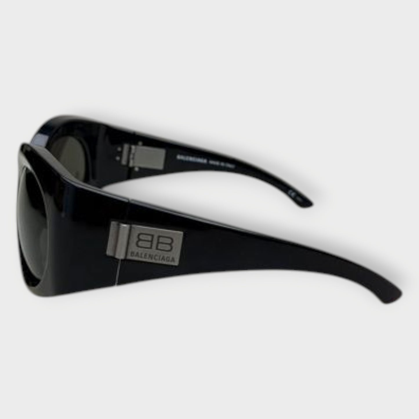Bold Round Sunglasses & Case