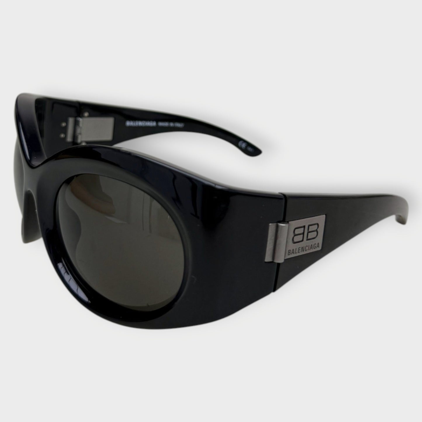 Bold Round Sunglasses & Case